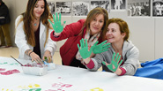 Realización de un árbol de navidad mediante la estampación de manos de pacientes, familiares y profesionales del Hospital Nacional de Parapléjicos