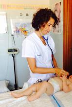 La pediatra Amparo Blasco atiende a un niño en su consulta del Centro de Salud de Alcázar
